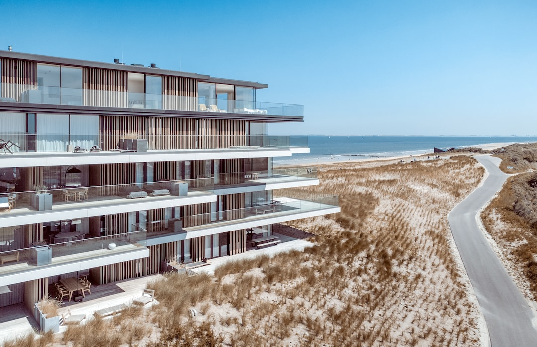 Jak wybrać idealny apartament na urlop nad morzem – uwzględniając udogodnienia i lokalizację