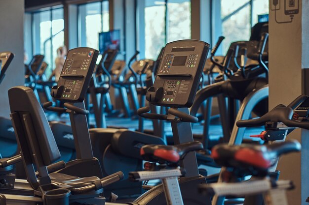 Jak efektywnie korzystać z maszyn fitness w treningu?
