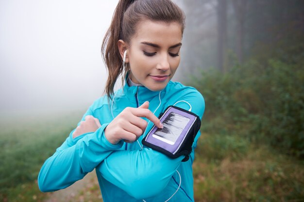 Jak technologie ubieralne wpływają na nasz styl życia i samopoczucie